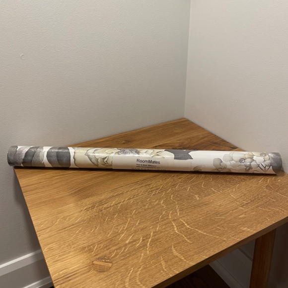 RoomMates Peel and Stick Wallpaper Watercolor Floral Bouquet RMK12030WP NEW - Picture 9 of 10